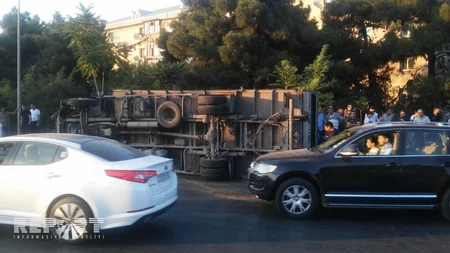 Bakıda heyvanları daşıyan yük maşını aşıb - FOTO