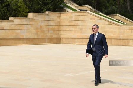 Diplomatik xidmət orqanlarının rəhbərləri Şəhidlər Xiyabanını ziyarət edib