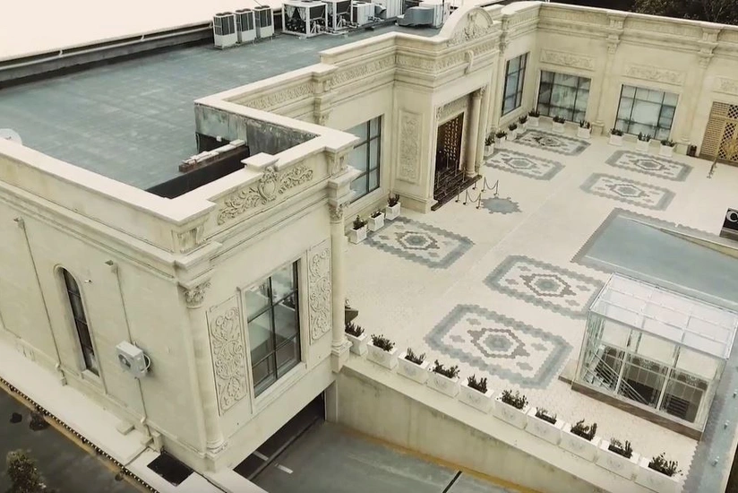 Bakıda restoranın parkinqində insident: müştəri döyülüb, avtomobili əlindən alınıb