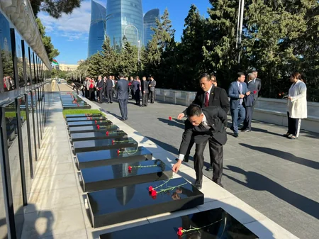 Bakı Beynəlxalq Konfransının iştirakçıları Fəxri və Şəhidlər xiyabanlarını ziyarət ediblər