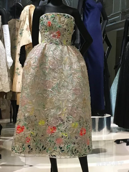 Parisdə məşhur modelyer Kristian Diorun yaradıcılığının 70 illiyi qeyd olunub - FOTOREPORTAJ