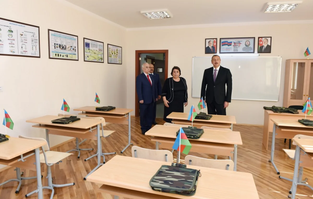 Prezident İlham Əliyev Bakıdakı 247 nömrəli məktəbdə əsaslı təmirdən sonra yaradılan şəraitlə tanış olub