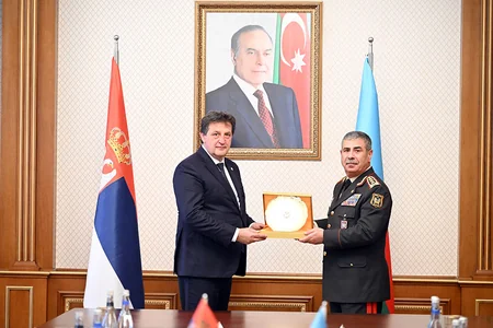 Zakir Həsənov Serbiyalı həmkarını Azərbaycanda keçiriləcək beynəlxalq müdafiə sərgisinə dəvət edib