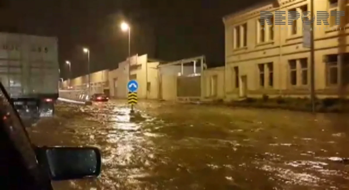 Bakıda yağan güclü yağış avtomobillərin hərəkətində ciddi problem yaradıb - VİDEO