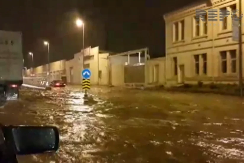 Bakıda yağan güclü yağış avtomobillərin hərəkətində ciddi problem yaradıb - VİDEO