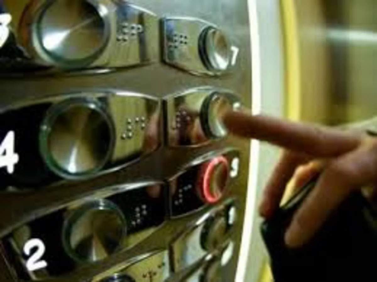 Xətai rayonunda liftdə köməksiz vəziyyətdə qalan şəxs xilas edilib