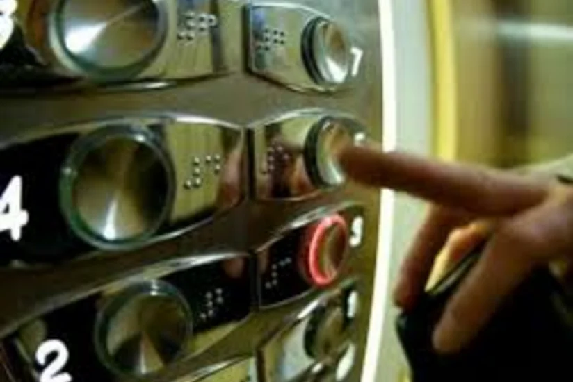 Xətai rayonunda liftdə köməksiz vəziyyətdə qalan şəxs xilas edilib
