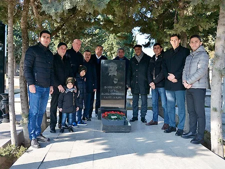 Hakimlər Tofiq Bəhramovun məzarını ziyarət ediblər