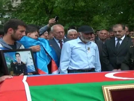 “İgidliyə görə” medalı şəhid zabitin ailəsinə təqdim edilib - FOTO
