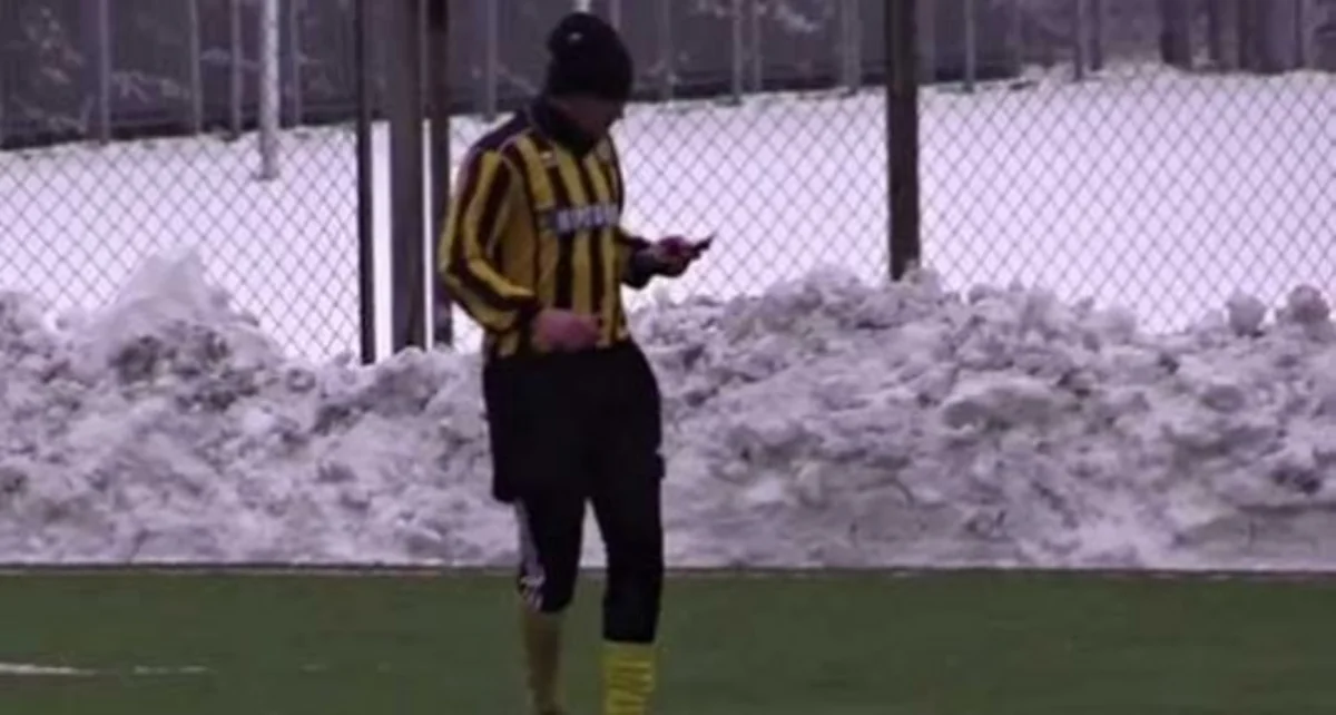 ​Meydanda telefonla danışan futbolçu komandadan qovulub