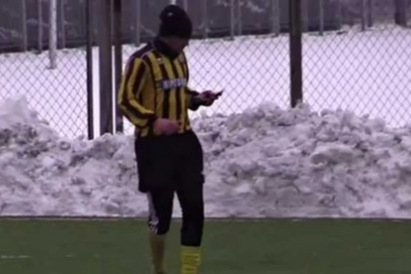 ​Meydanda telefonla danışan futbolçu komandadan qovulub