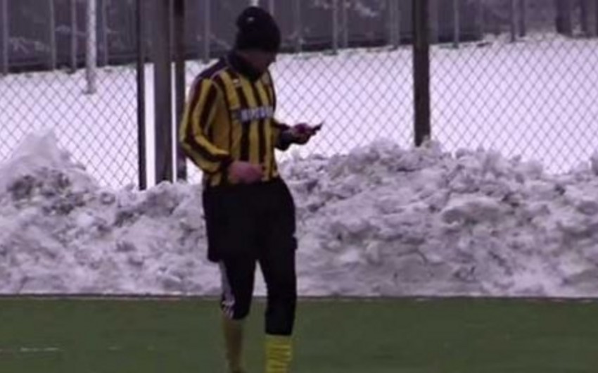 ​Meydanda telefonla danışan futbolçu komandadan qovulub