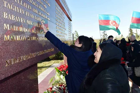 Ötən il həlak olmuş neftçilərin xatirəsinə ucaldılmış abidənin açılış mərasimi olub - FOTO