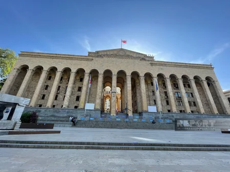 Gürcüstan müxalifətinin parlamentin qarşısında quraşdırdığı səhnələr sökülür