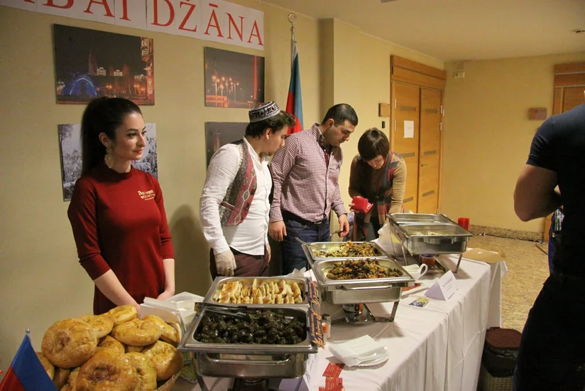 Azərbaycanlı diplomatlar Riqada keçirilən Milad xeyriyyə yarmarkasında iştirak ediblər - FOTO