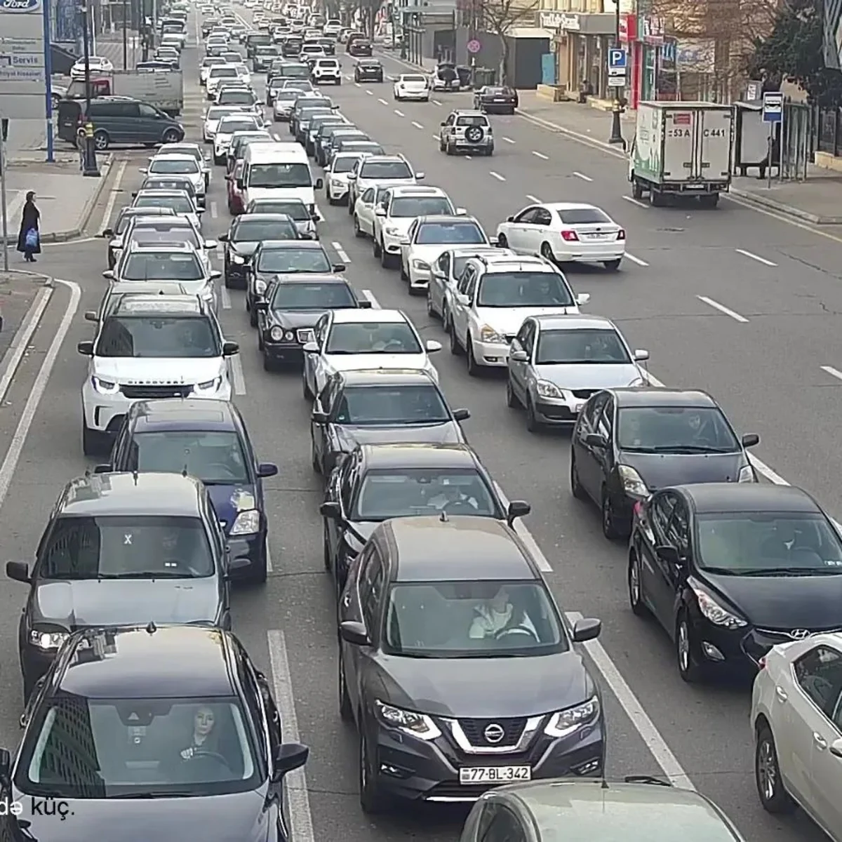 Bakının bir sıra yollarında nəqliyyatın hərəkətində tıxac yaranıb
