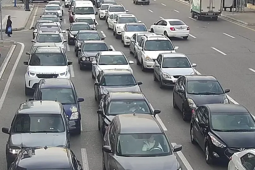 Bakının bir sıra yollarında nəqliyyatın hərəkətində tıxac yaranıb