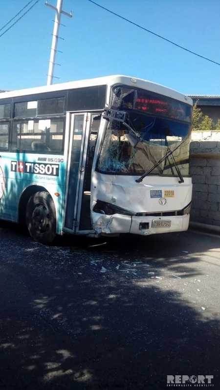 Bakıda iki marşrut avtobusu toqquşub, xəsarət alanlar var - FOTO