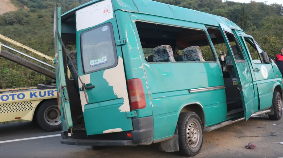 Türkiyədə mikroavtobus qəzaya uğrayıb, 17 nəfər xəsarət alıb
