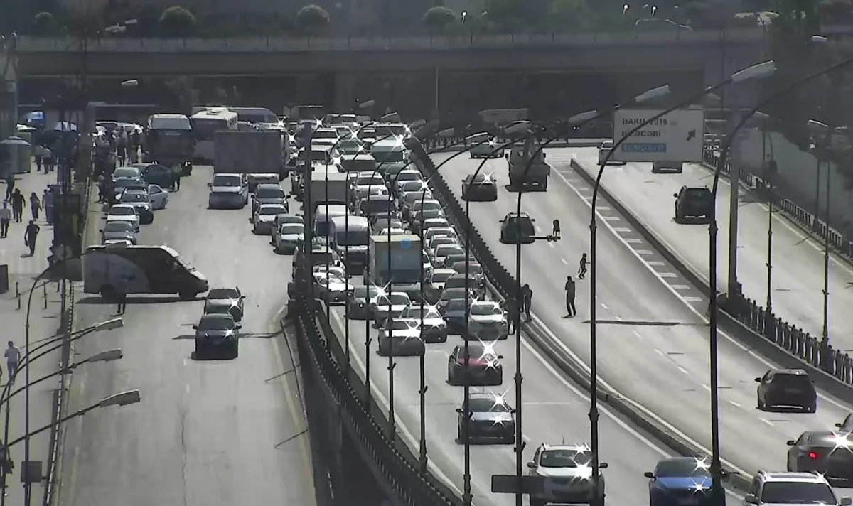Bakıda körpünün üstündə qəza olub, yollarda sıxlıq yaranıb - FOTO