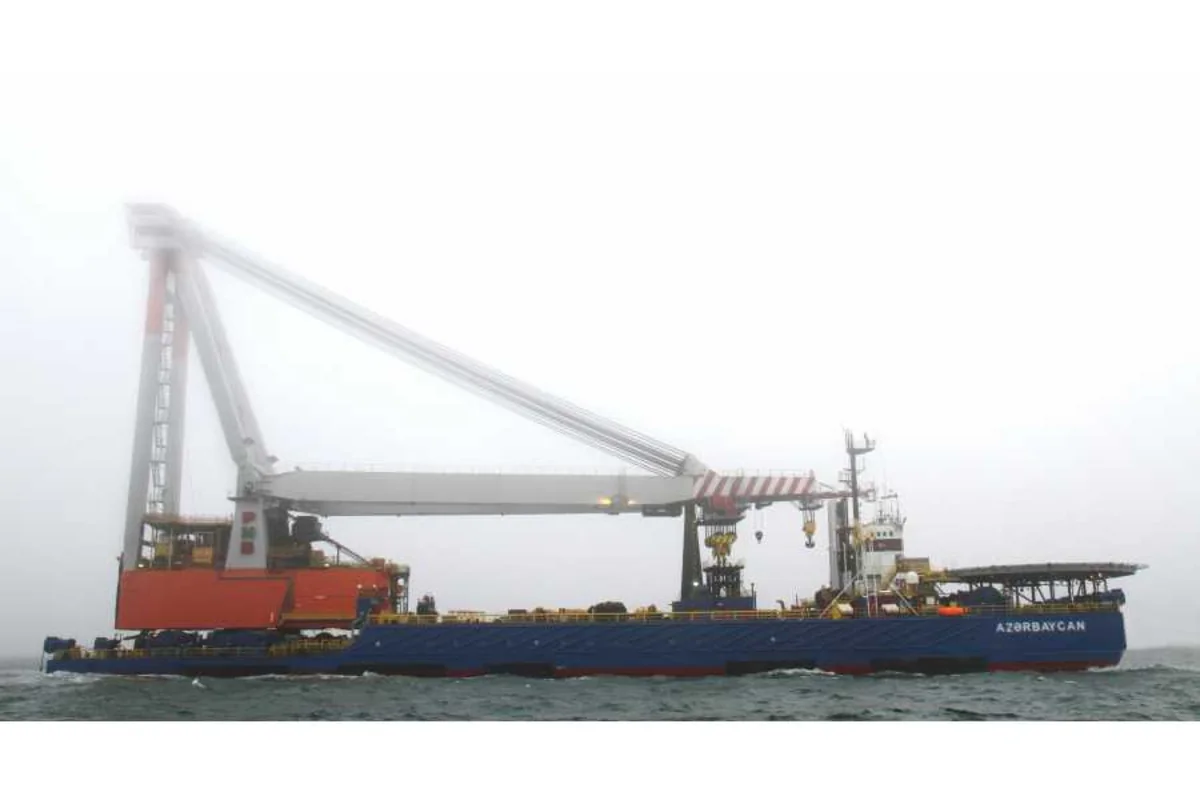 Отремонтировано крановое судно Азербайджан
