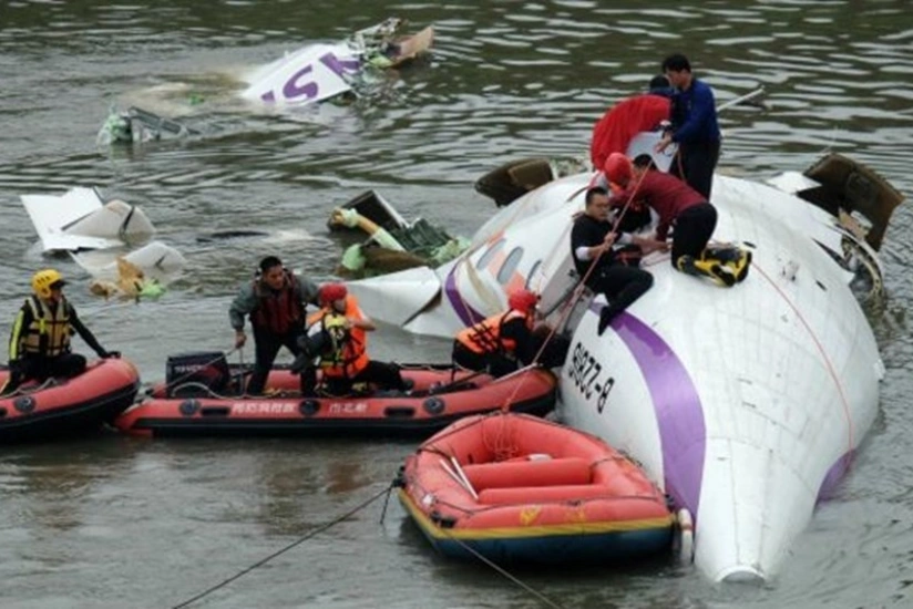 Plane crash kills 23 people in Taiwan