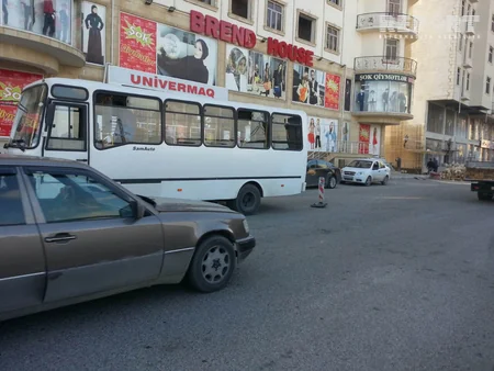 Abşeronda sərnişin avtobusu minik avtomobili ilə toqquşub