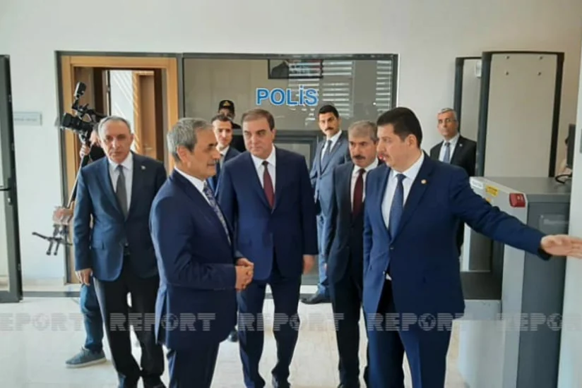 Bəkir Şahin Gəncədə şəhid müstəntiqin büstünü ziyarət edib