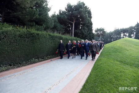 YAP rəhbərliyi Heydər Əliyevin məzarını ziyarət edib