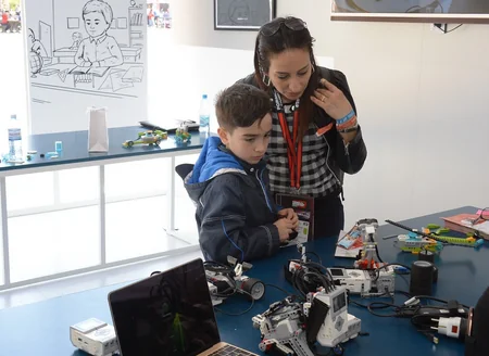 “Formula 1” iştirakçıları üçün Bakı bulvarında dron və robot nümayişi keçirilir