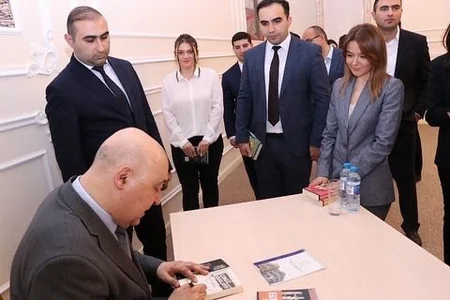 Xalq yazıçısı Çingiz Abdullayevlə prokurorluq əməkdaşları arasında görüş keçirilib