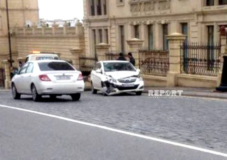 Сотрудник одного из азербайджанских телеканалов совершил ДТП - ФОТО