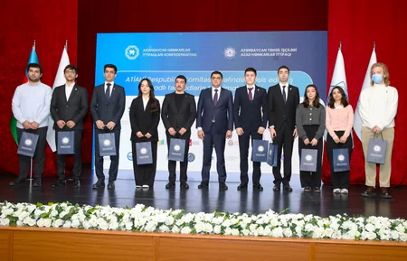 Bir qrup tələbəyə adlı təqaüd verilib