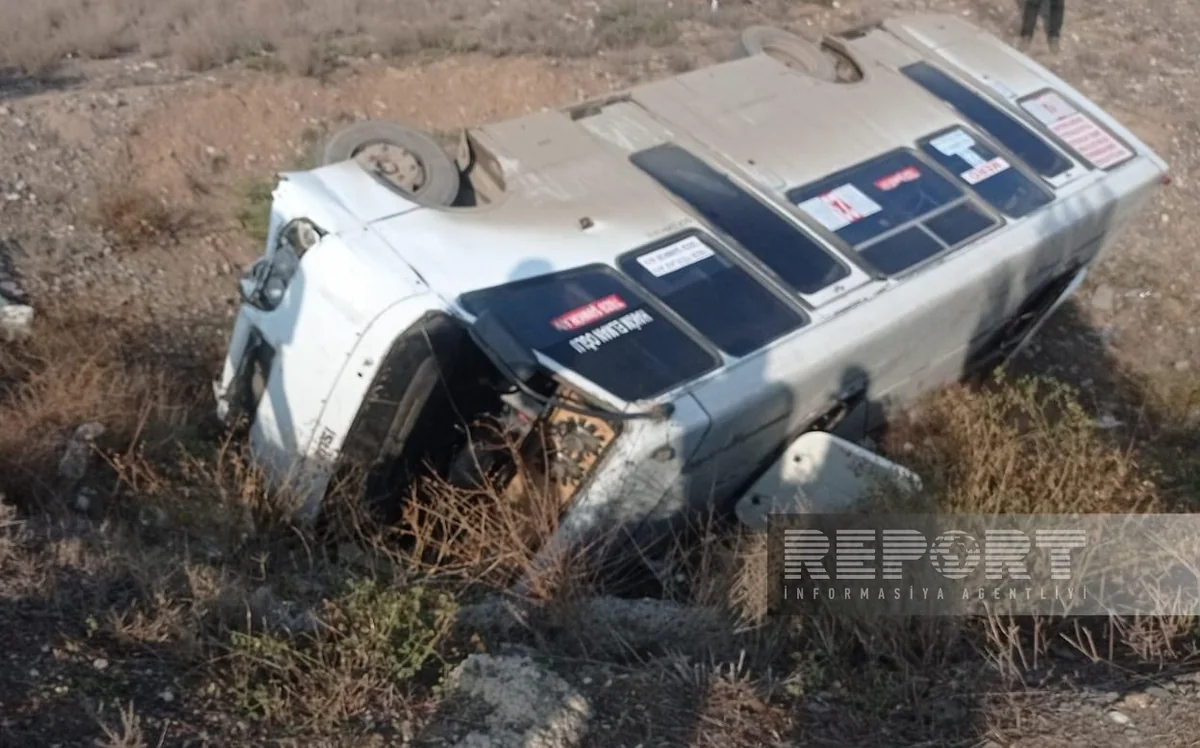 Gəncədə sərnişin avtobusu aşıb