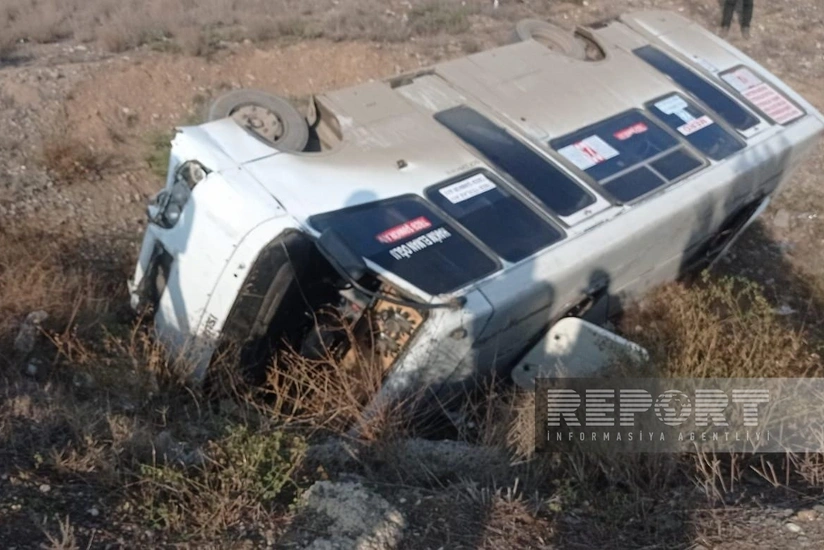 В Гяндже перевернулся пассажирский автобус