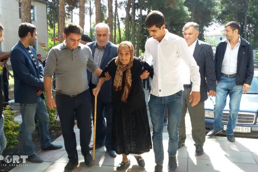 Bərdənin 122 yaşlı sakini seçki məntəqəsinə gələrək səsvermədə iştirak edib - FOTO