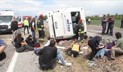 В турецкой Конье перевернулся пассажирский автобус, 13 человек пострадали