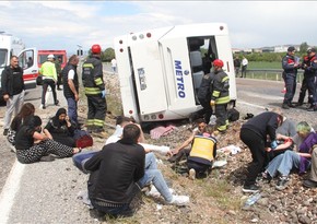 В турецкой Конье перевернулся пассажирский автобус, 13 человек пострадали