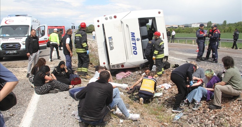 Türkiyənin Konya şəhərində sərnişin avtobusu aşıb, 13 nəfər yaralanıb