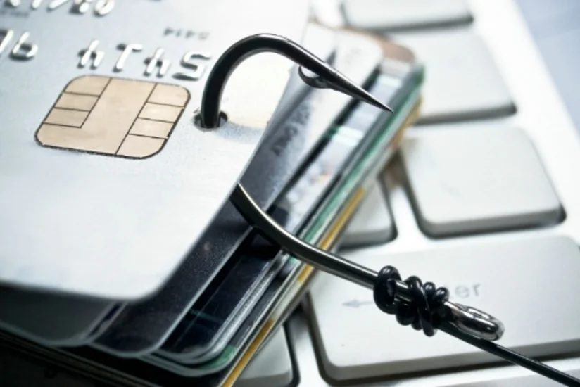 Bank kartlarından pulları talayan üç şübhəli şəxs saxlanılıb