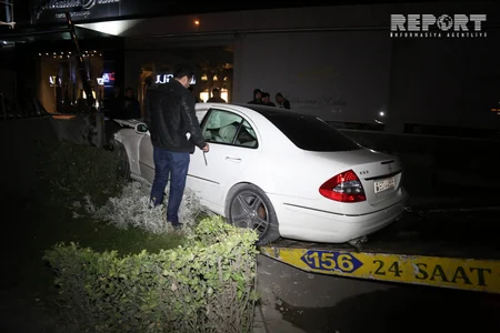 Bakıda sürücü yuxulayaraq maşını yol kənarındakı reklam lövhəsinə çırpıb - YENİLƏNİB - FOTO - VİDEO