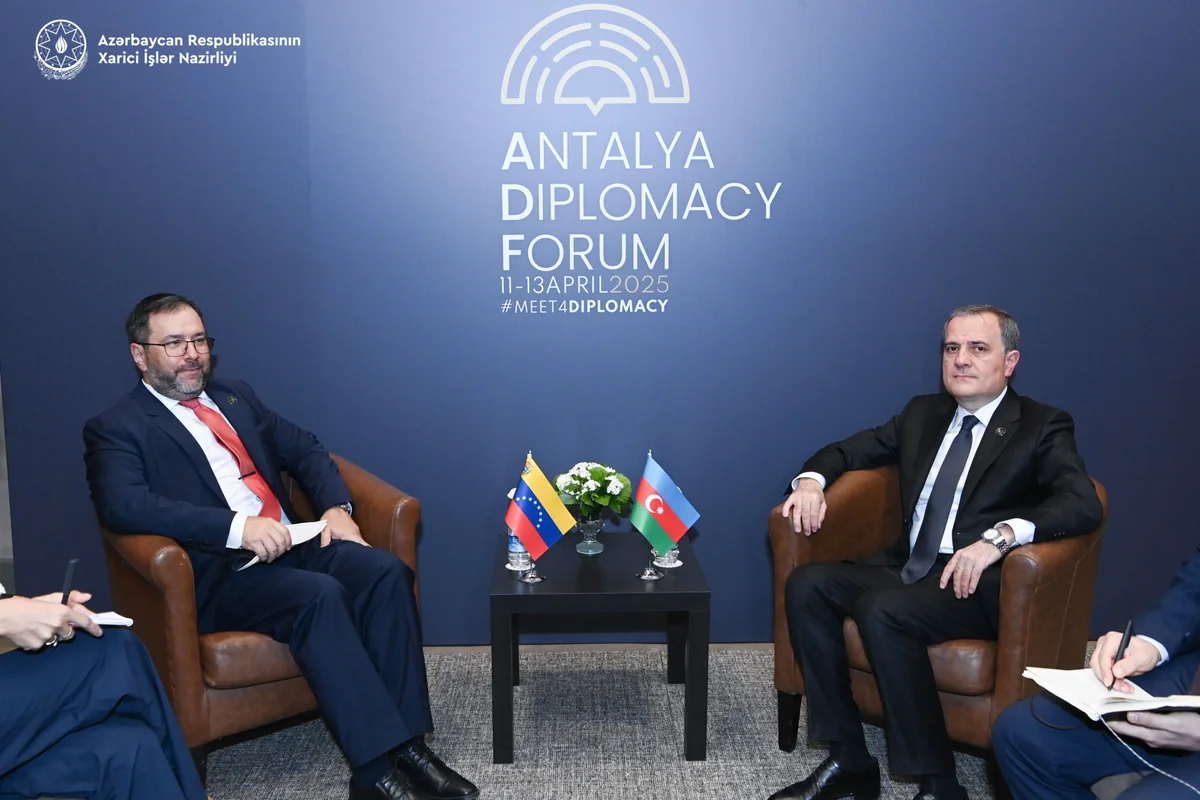 Jeyhun Bayramov discusses bilateral cooperation with his Venezuelan counterpart