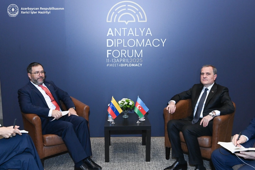 Jeyhun Bayramov discusses bilateral cooperation with his Venezuelan counterpart