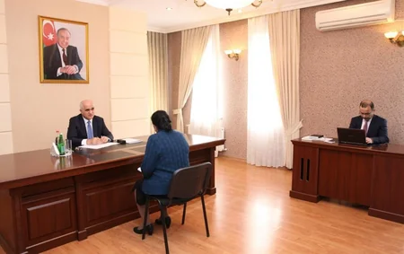 İqtisadiyyat naziri Bərdədə vətəndaşları qəbul edib