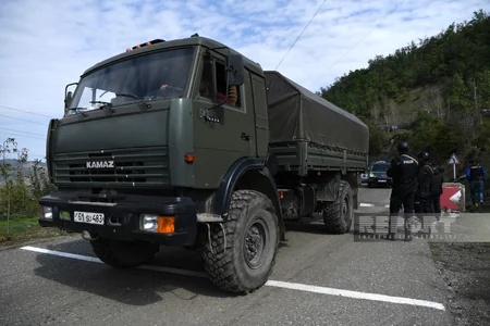Azərbaycan polisi Qarabağın erməniəsilli sakinlərinə su paylayıb