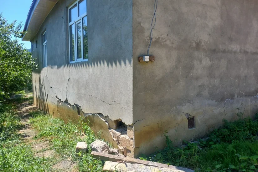 Lerikdə iki ev yararsız vəziyyətə düşüb, vətəndaşlar üçün çadırlar qurulub