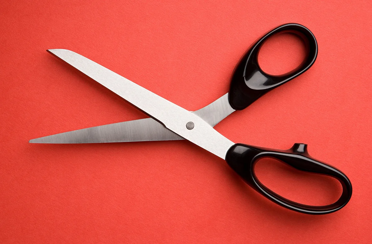 Bakıda 25 yaşlı qız qayçı ilə özünə xəsarət yetirib