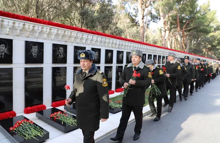 Dövlət Xidmətinin rəhbərliyi Şəhidlər xiyabanını ziyarət edib