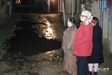 Bakıda su borusu partlayıb, 10 evi su basıb - VİDEO