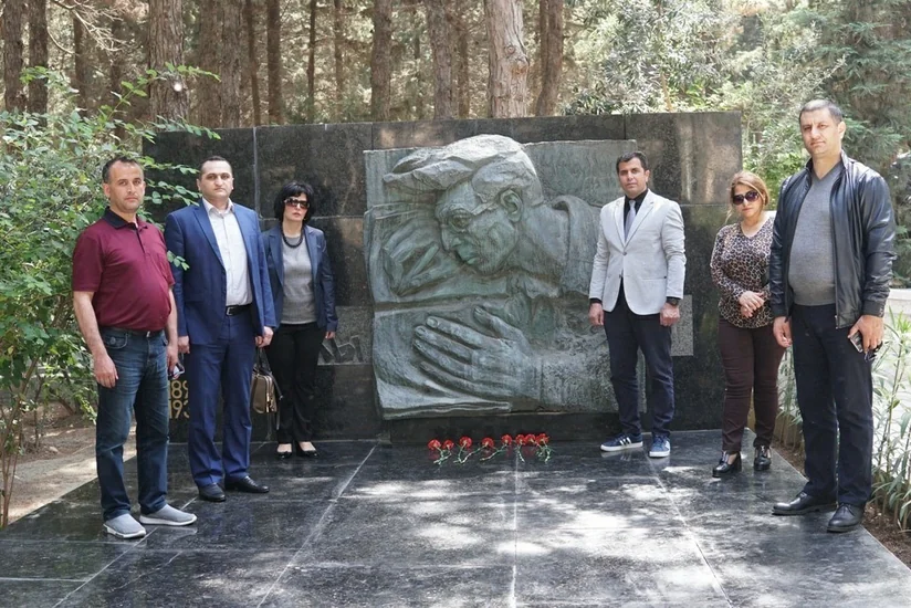PJB üzvləri Azərbaycanın ilk parlament jurnalistlərinin məzarını ziyarət ediblər